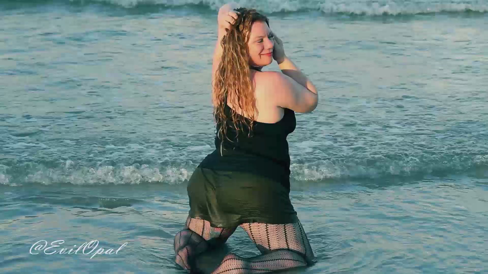 sultry-siren-gets-soaked_main.jpg